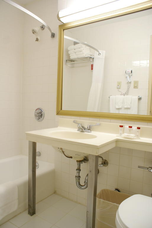 Ramada By Wyndham Jersey City Room photo